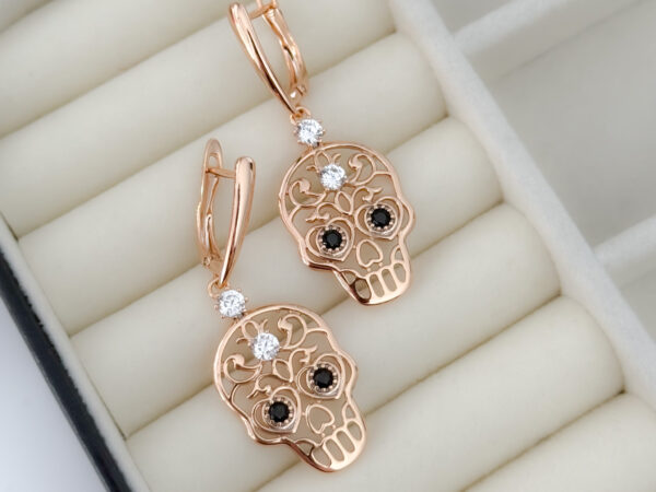 pozłacane kolczyki czaszki