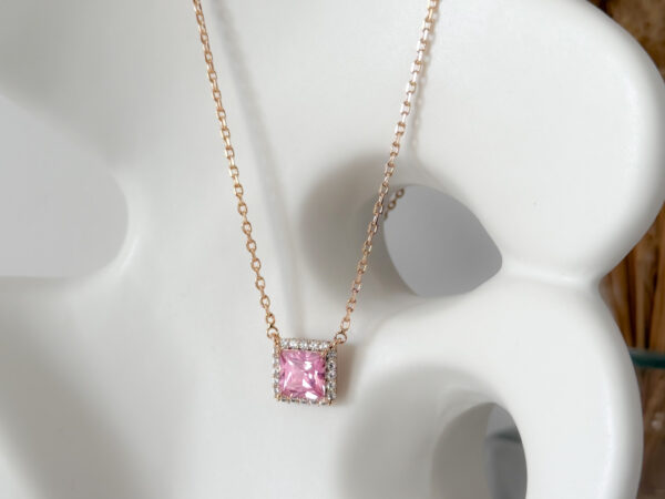 pozłacany naszyjnik z kamieniem pink