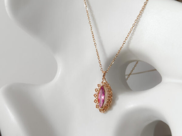 pozłacany naszyjnik z kamieniem pink vintage