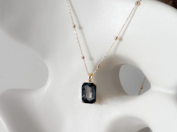 pozłacany naszyjnik z czarnym kamieniem