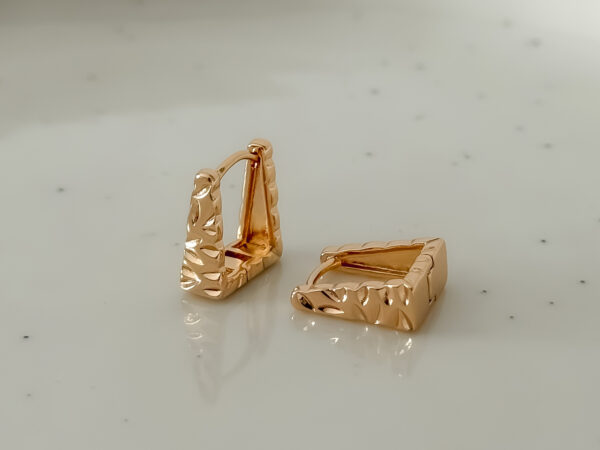 pozłacane kolczyki geometryczne