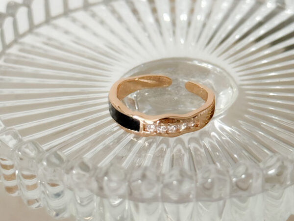 pozłacany pierścionek z czarnym wzorem